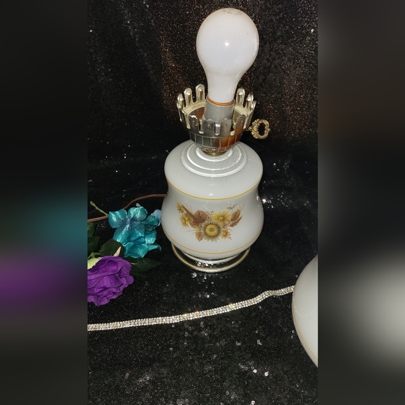 Vintage Victorian Hurricane Lamp from 1967 - Picture 2 of 8